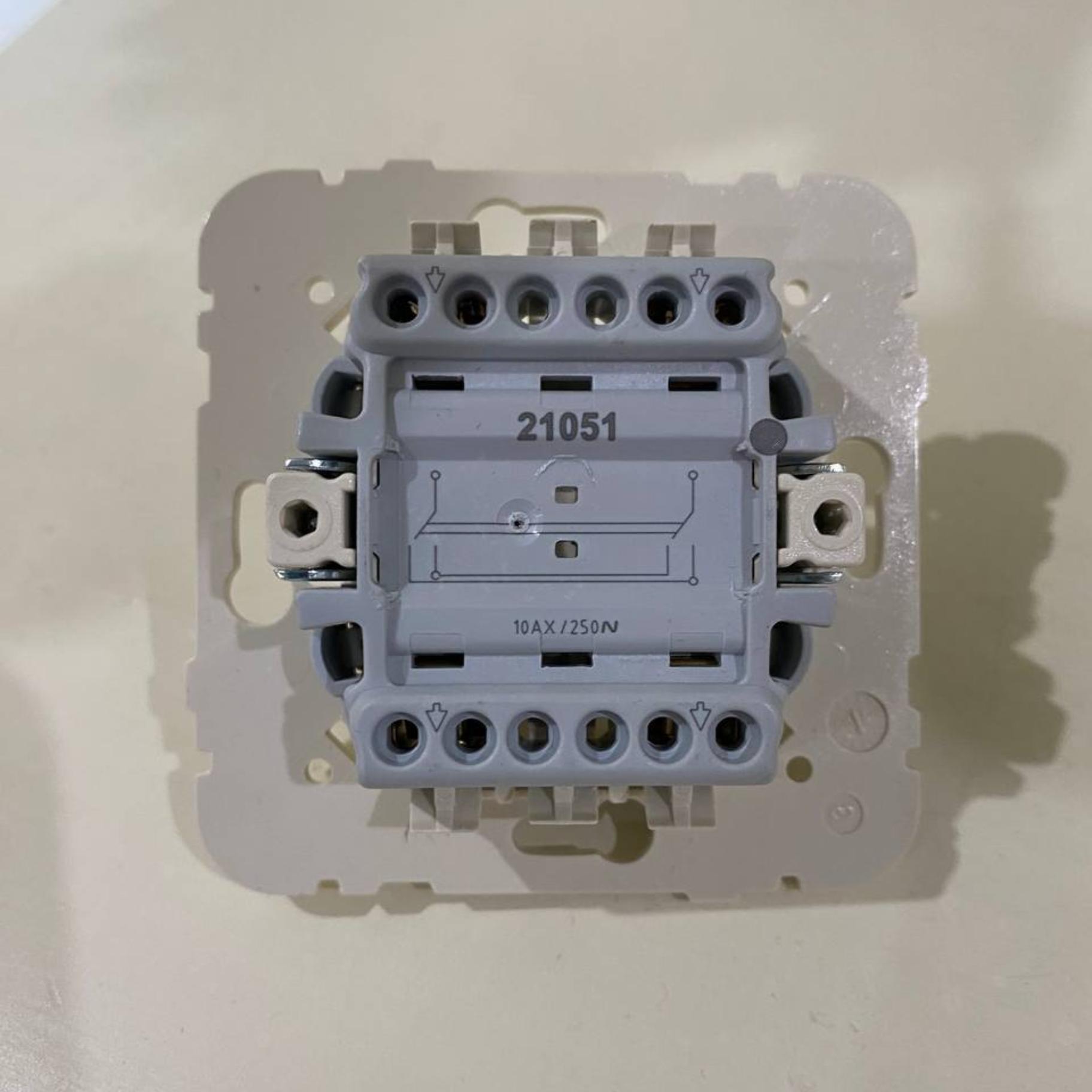 Механізм вимикача 1кл перехресного LOGUS 10АХ, 250V (21051) купити