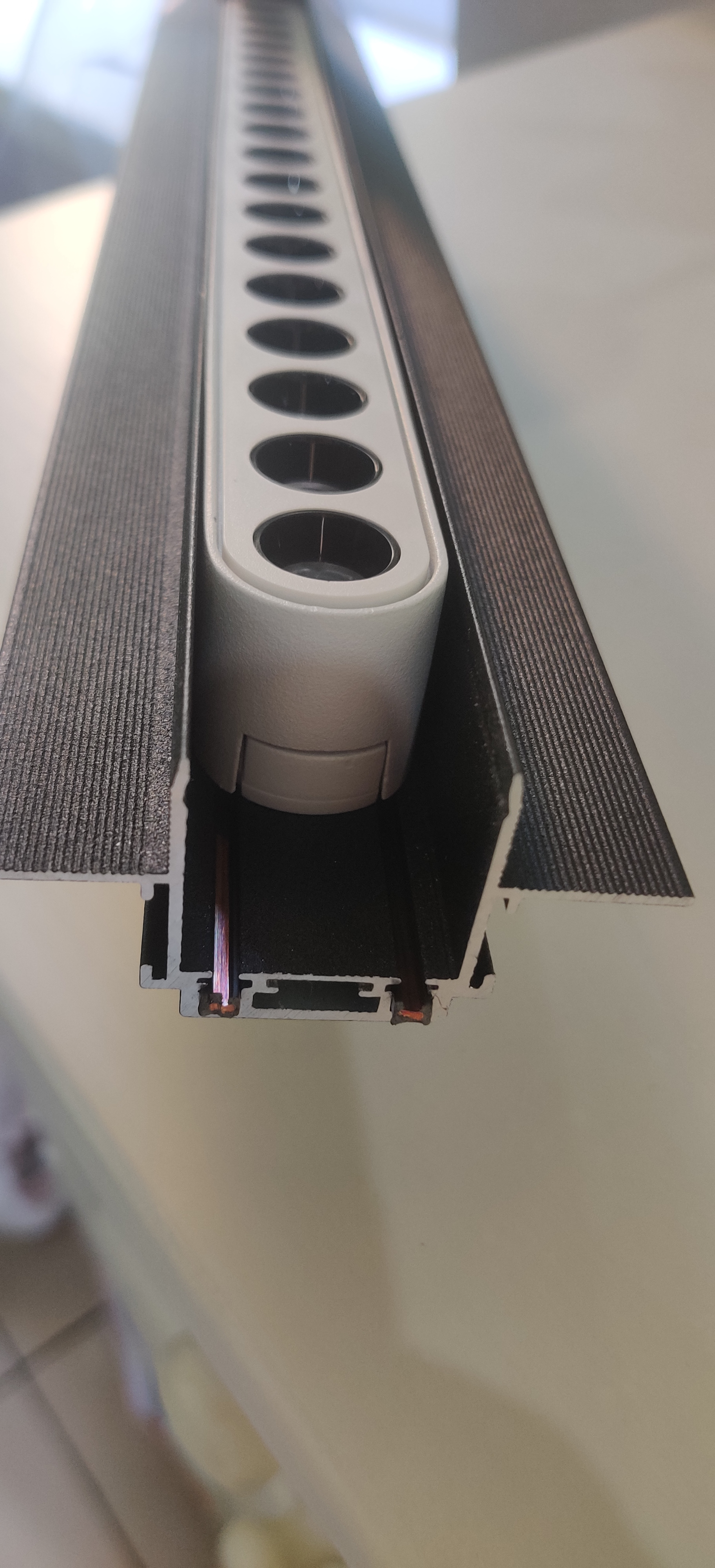 Світильник на ультратонку магнітну шину ESL CS0732 18Вт 4000К купити